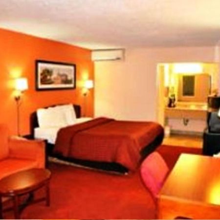 Westgate Inn And Suites Clarksville Room photo