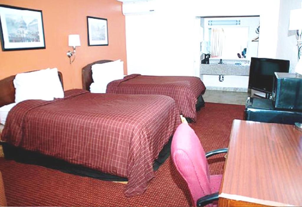 Westgate Inn And Suites Clarksville Room photo
